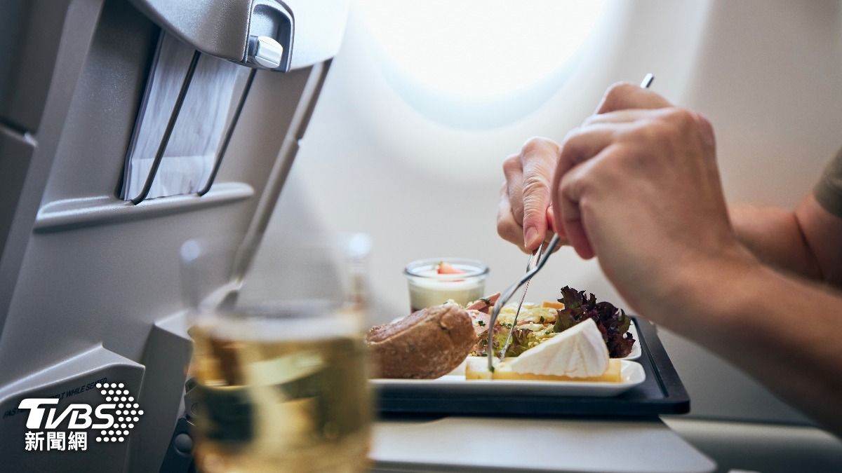 別在天上後悔！7位營養專家告訴你　這些飛機餐千萬別碰