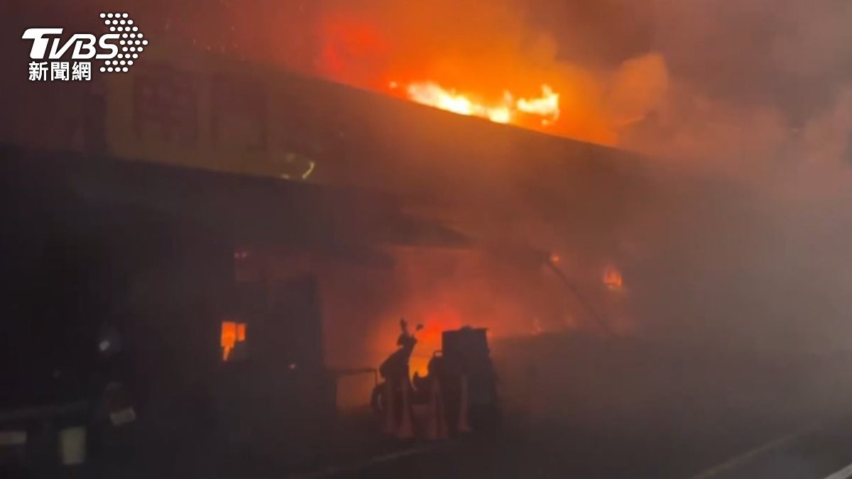 桃園南門市場大火！火舌狂竄「爆炸聲頻傳」