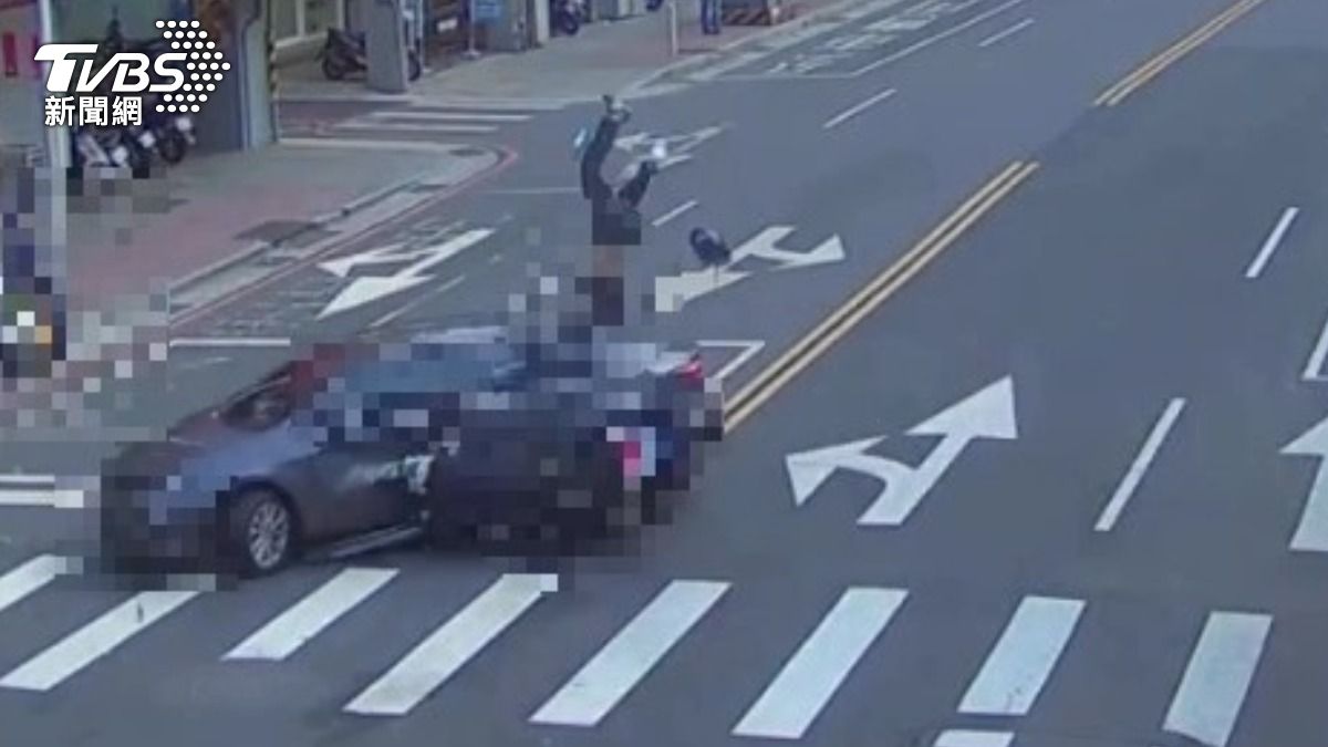 新北三重轎車違規迴轉　害騎士撞飛空翻2人傷