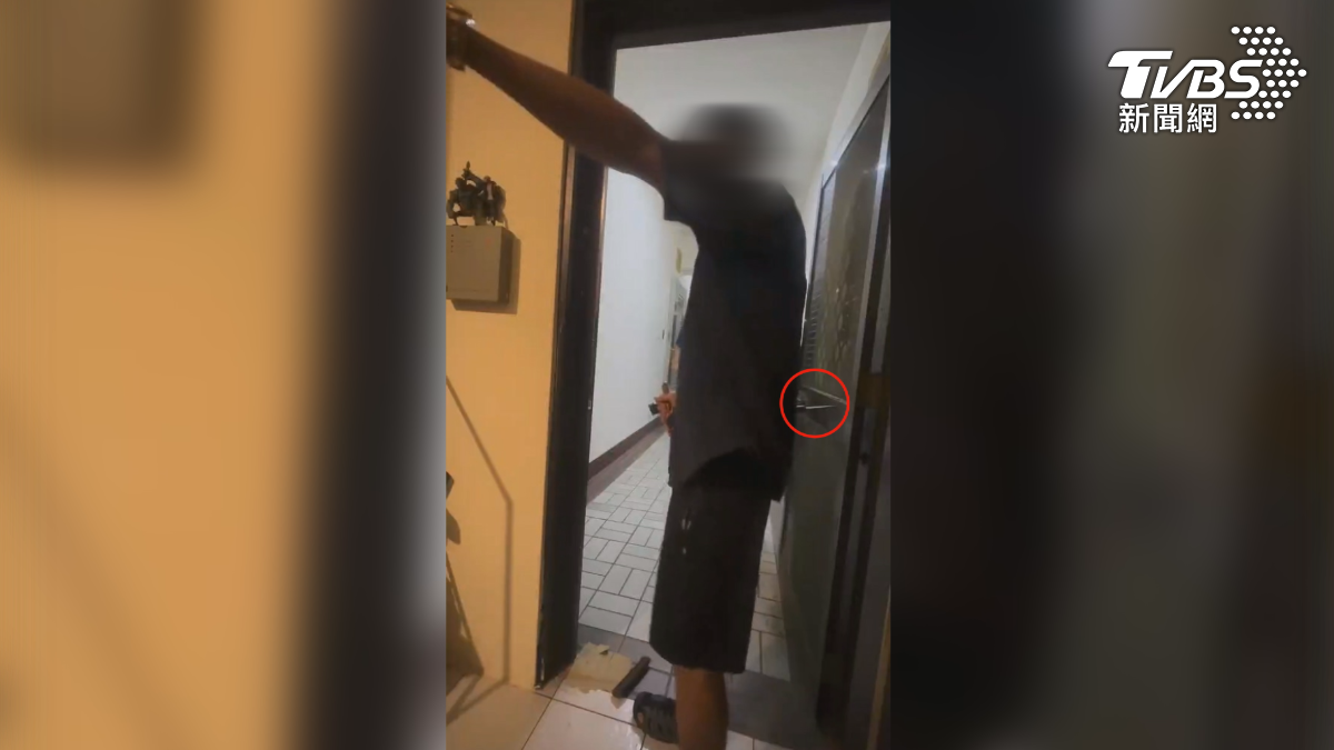 與同居人吵架！　男挑釁把刀插門上嗆警　2警壓制慘掛彩
