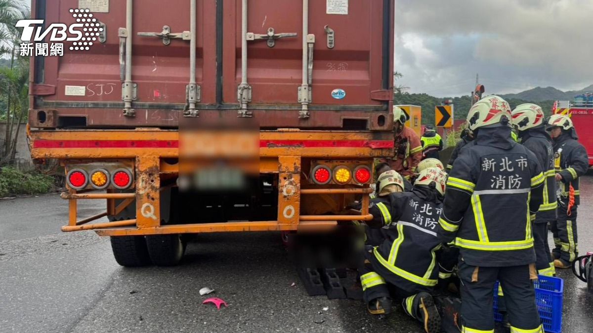 快訊／新北瑞芳嚴重車禍　騎士卡貨櫃車下命危送醫