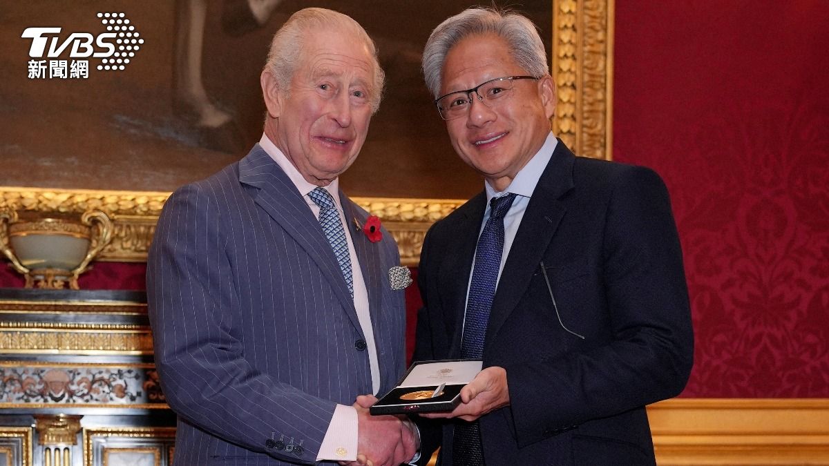 黃仁勳獲頒「工程界諾貝爾獎」！英王親手遞信警告AI風險