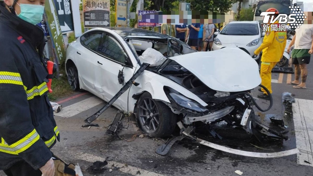 快訊/恆春嚴重車禍!特斯拉慘烈撞水泥車 4童送醫、男駕駛命危