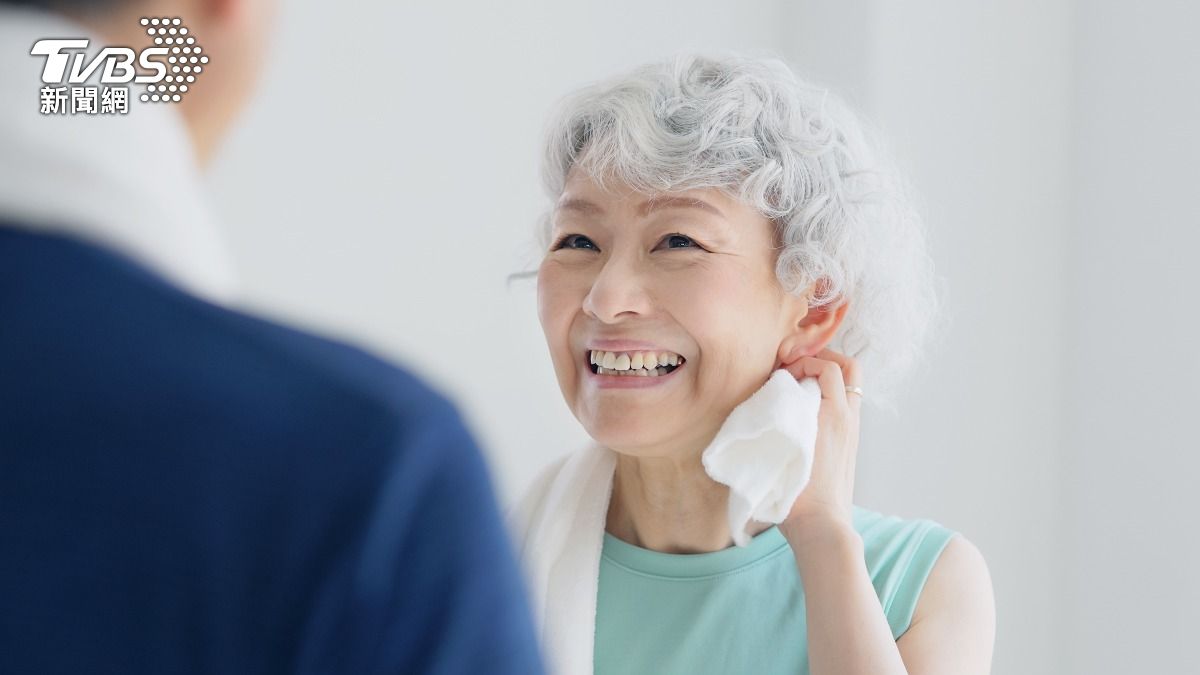 7旬婦單戀46歲「鮮肉鄰居」!見有女友吃醋 貼性暗示紙條洩憤