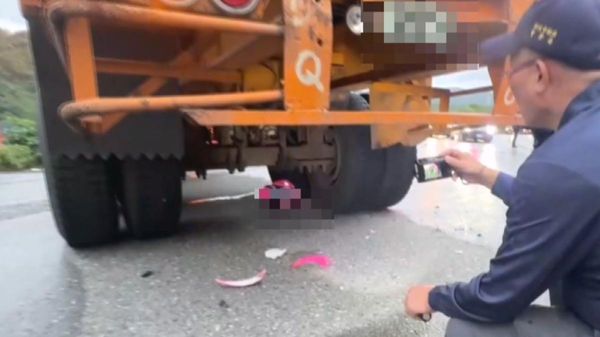 瑞芳驚傳死亡車禍！機車騎士捲入貨櫃車底　遺留血跡安全帽碎裂