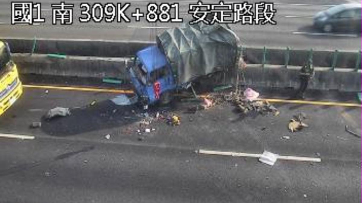 快訊/上班塞爆!國道3車追撞 貨車「轉180度翻覆」搶救中