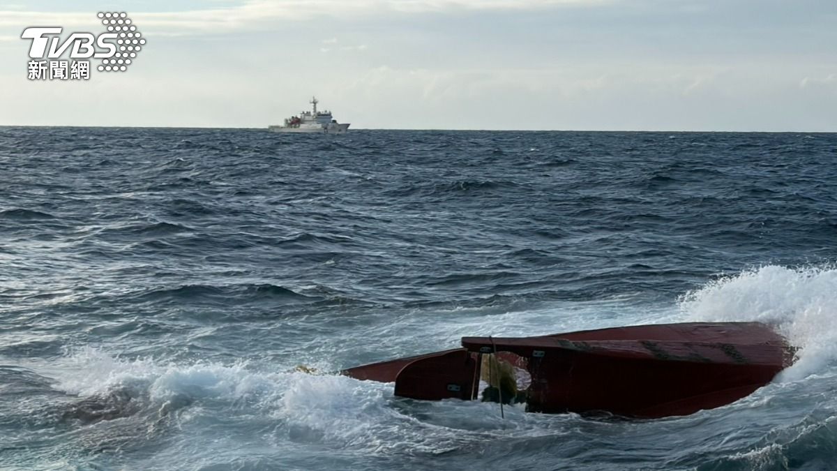 富貴角海域驚險!基隆漁船遇惡浪沉沒 船長「返船艙拿物」失聯
