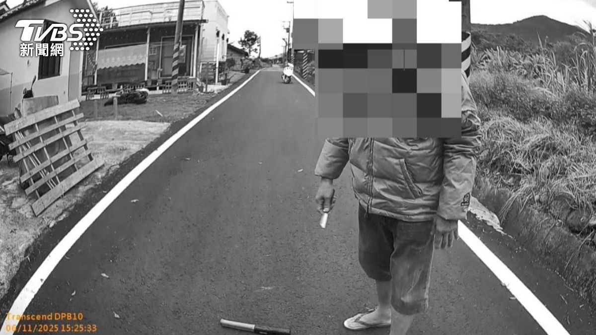 驚魂！女駕駛等紅燈「車門未鎖」　通緝犯持刀強行闖入劫車