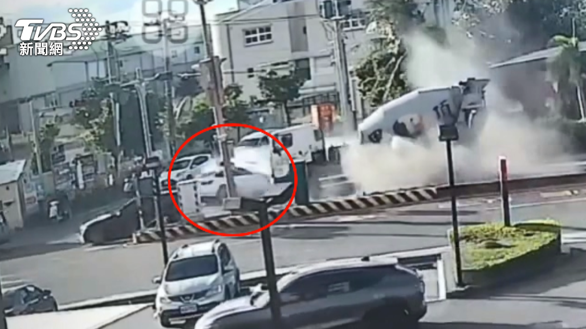 離婚仍帶妻出遊慶生! 租特斯拉南下 高速衝撞釀1死7傷