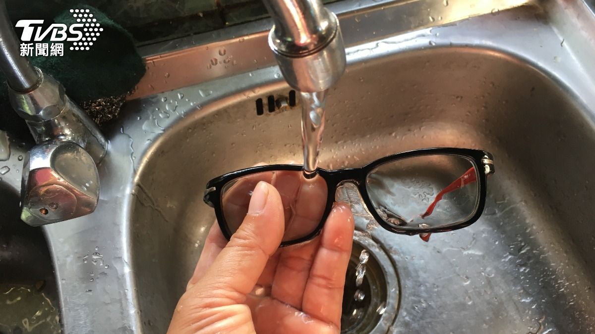 鏡片這樣洗最安全 延長眼鏡壽命!眼鏡行老闆教「正確洗法」
