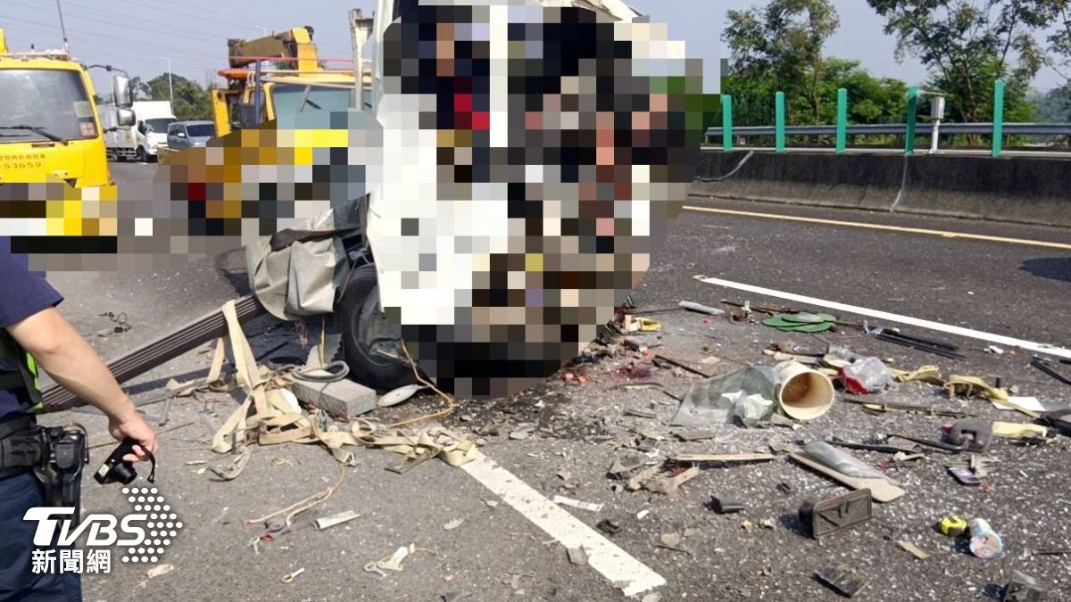 抓交替？國3追撞雙屍掛車頭　隔天水泥車同路段「方向盤鎖死」翻覆