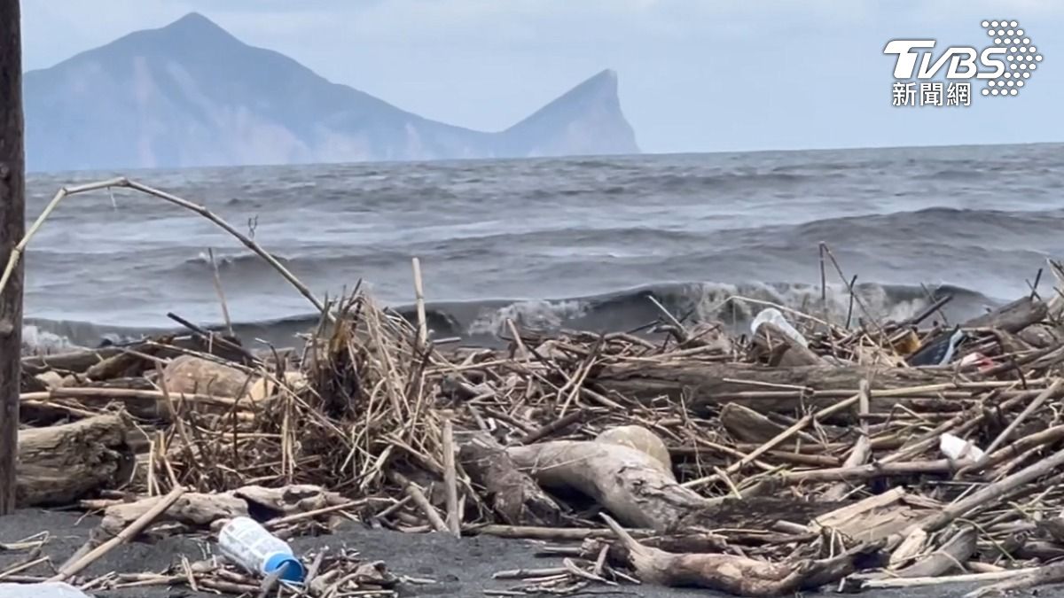颱風恐來襲！漂流木堆滿宜蘭海岸害跌倒、漁網被勾破　光復做好防颱準備