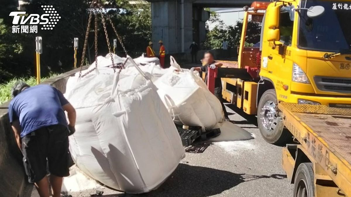 國2大貨車上「12太空包」過彎甩飛險砸車 駕駛恐吞1萬8罰鍰