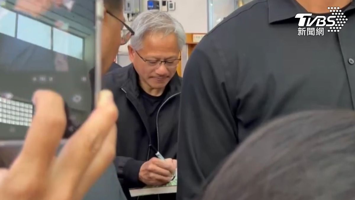 黃仁勳寵粉!一路簽名簽到機場外 曝尚未與中美談Blackwell晶片