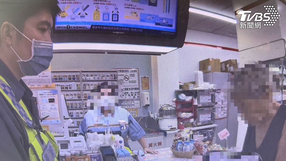 高雄奶奶拿食物不敢結帳縮牆角　遇警幫忙哽咽：謝謝你不嫌棄