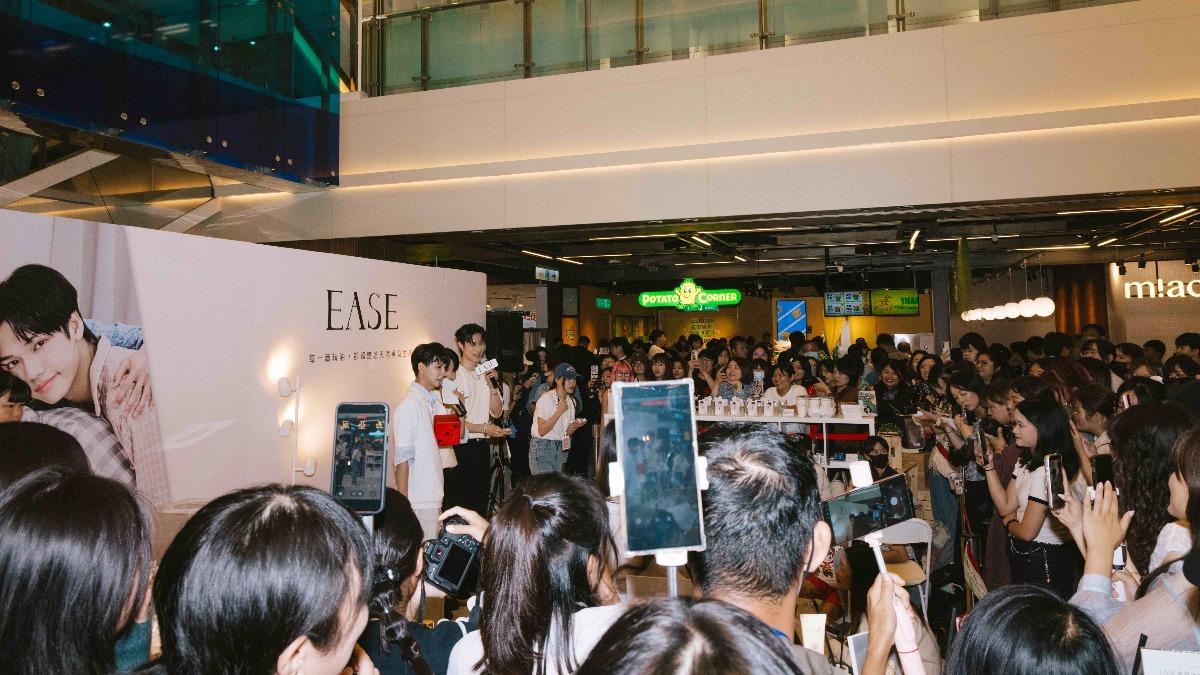 王君豪、成晞狂吸3百粉。（圖／EASE香氛提供）