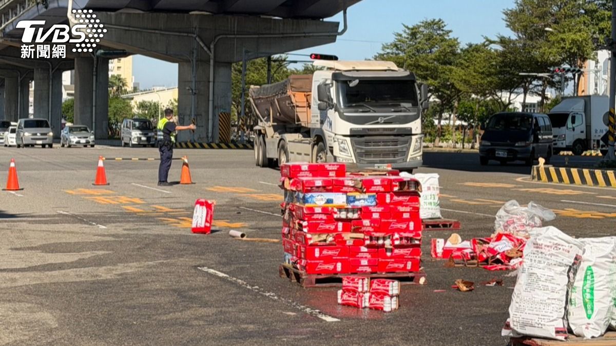 有片／台中驚見啤酒瀑布！貨車門沒鎖好　成箱百威噴滿路