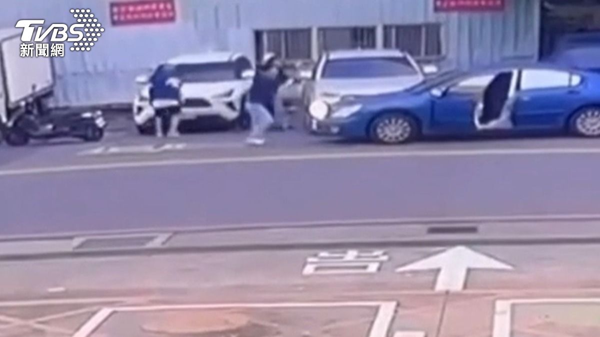 詐騙車手狂撞警車逃命！隊長拔槍對空鳴射　驚險畫面曝光