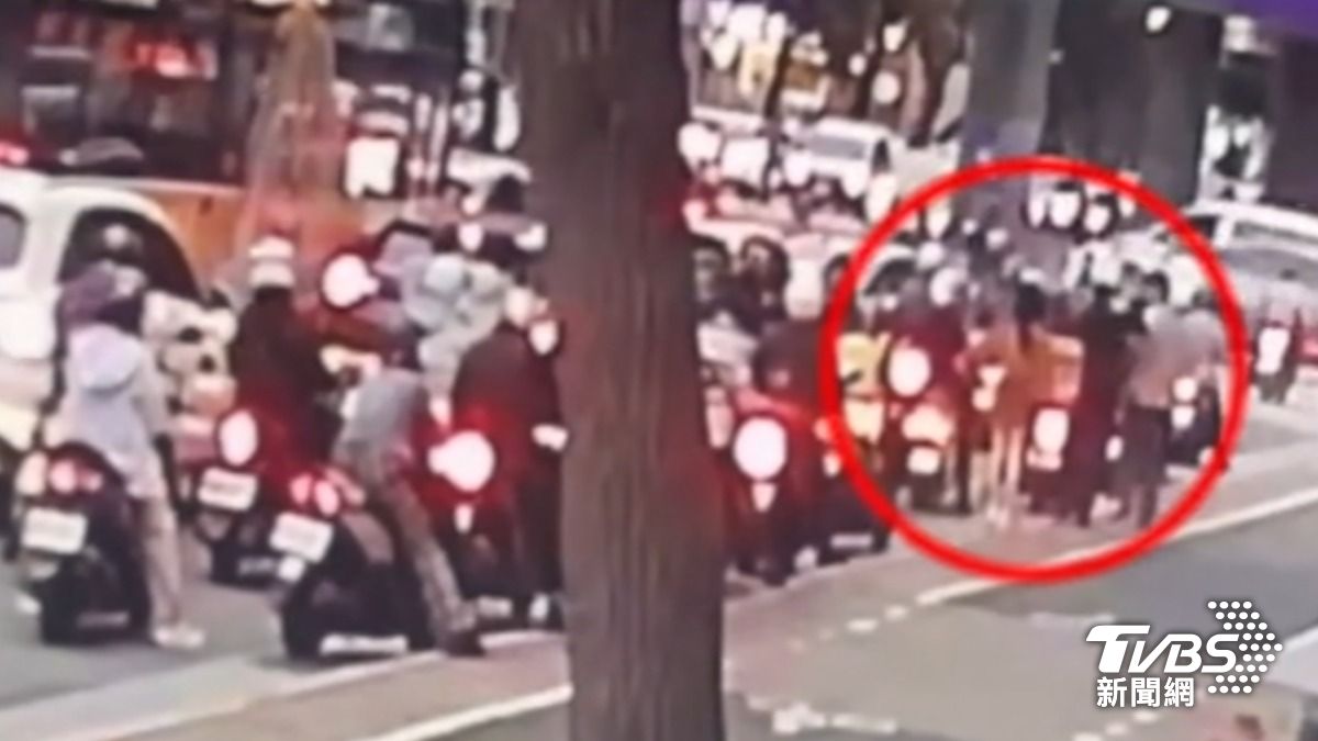 查風化案攔錯人　女控遭警阻擋．搶手機