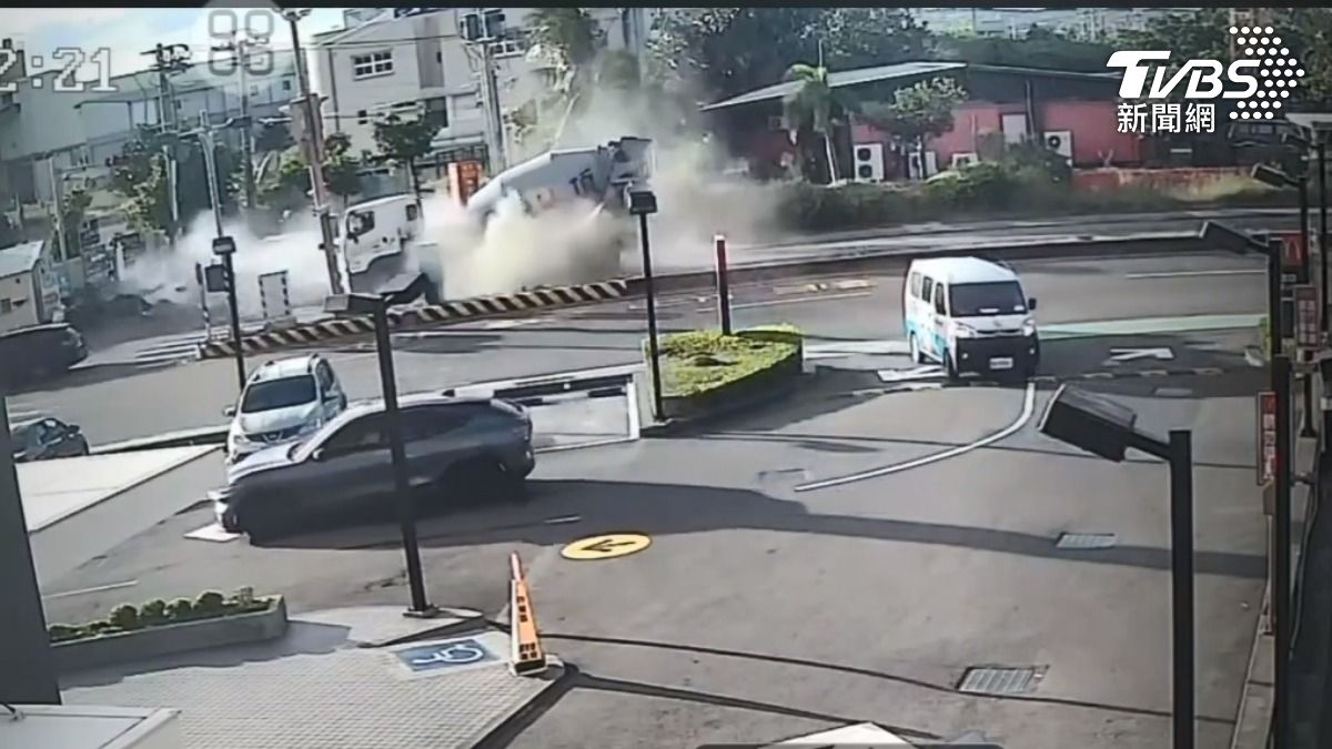 租特斯拉帶離婚妻出遊慶生釀1死7傷 目擊者:曾2度擦撞護欄