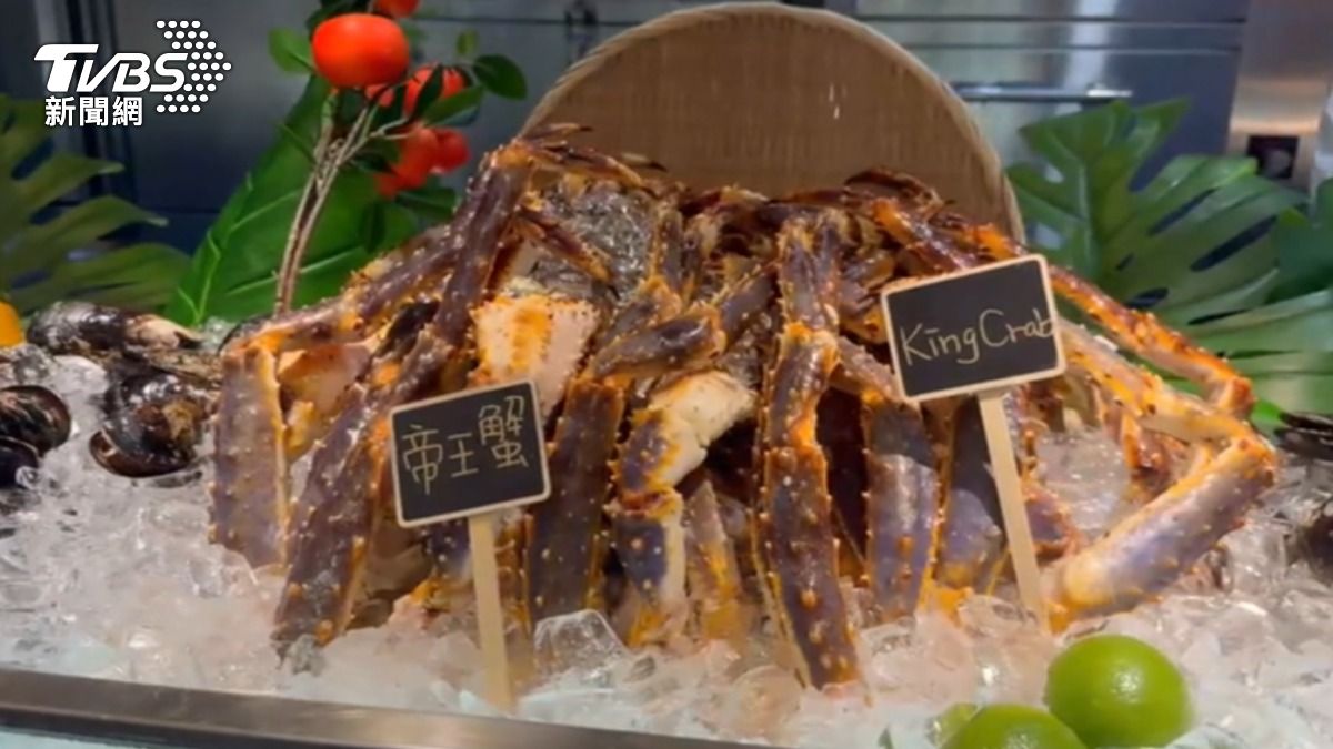 秋季吃蟹！飯店自助餐「帝王蟹腳」吃到飽PK鱈場蟹三吃