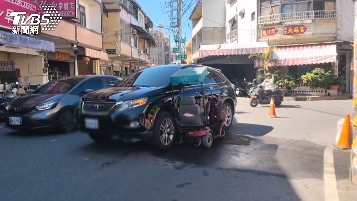 外籍看護代步車雙載遭休旅車擦撞 99歲嬤「腦出血」重傷不治