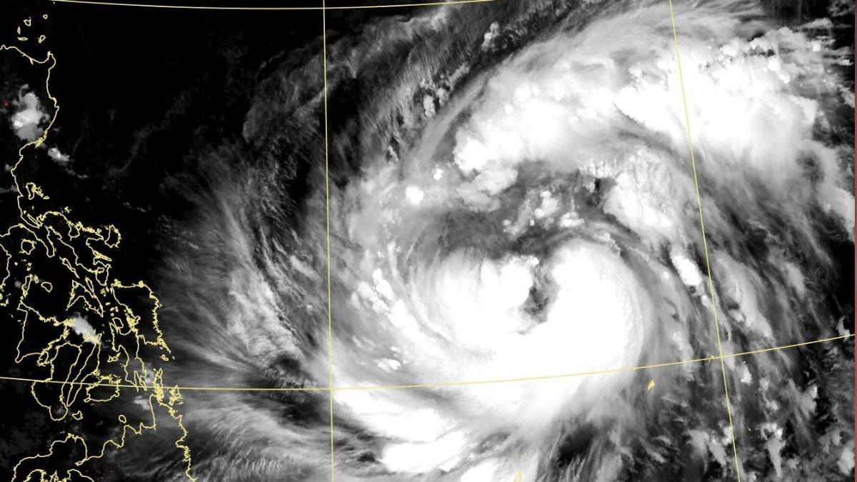 天氣／鳳凰颱風「恐直接登陸」！強風豪雨虐台　影響最劇時間曝