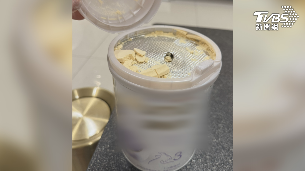 「配方奶愛馬仕」發霉又結塊! 4歲童誤喝腹瀉 業者說明了