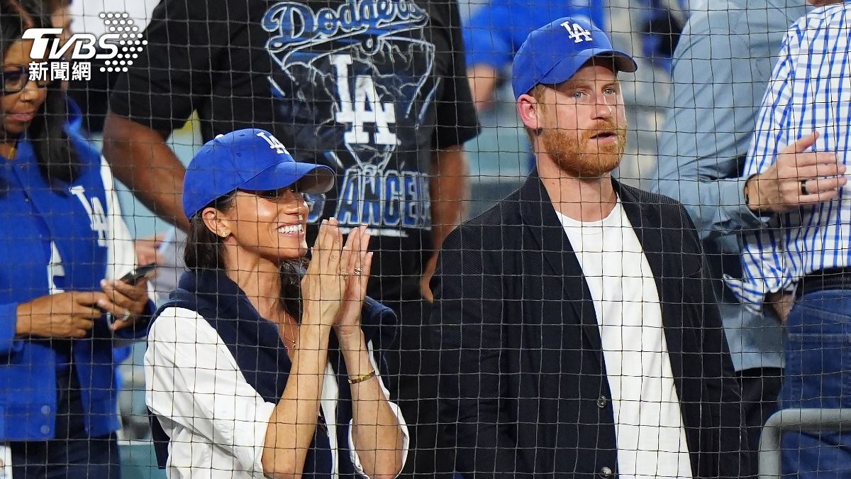 哈利王子戴道奇球帽看世界大賽！加拿大網友罵翻　自嘲頭髮少道歉