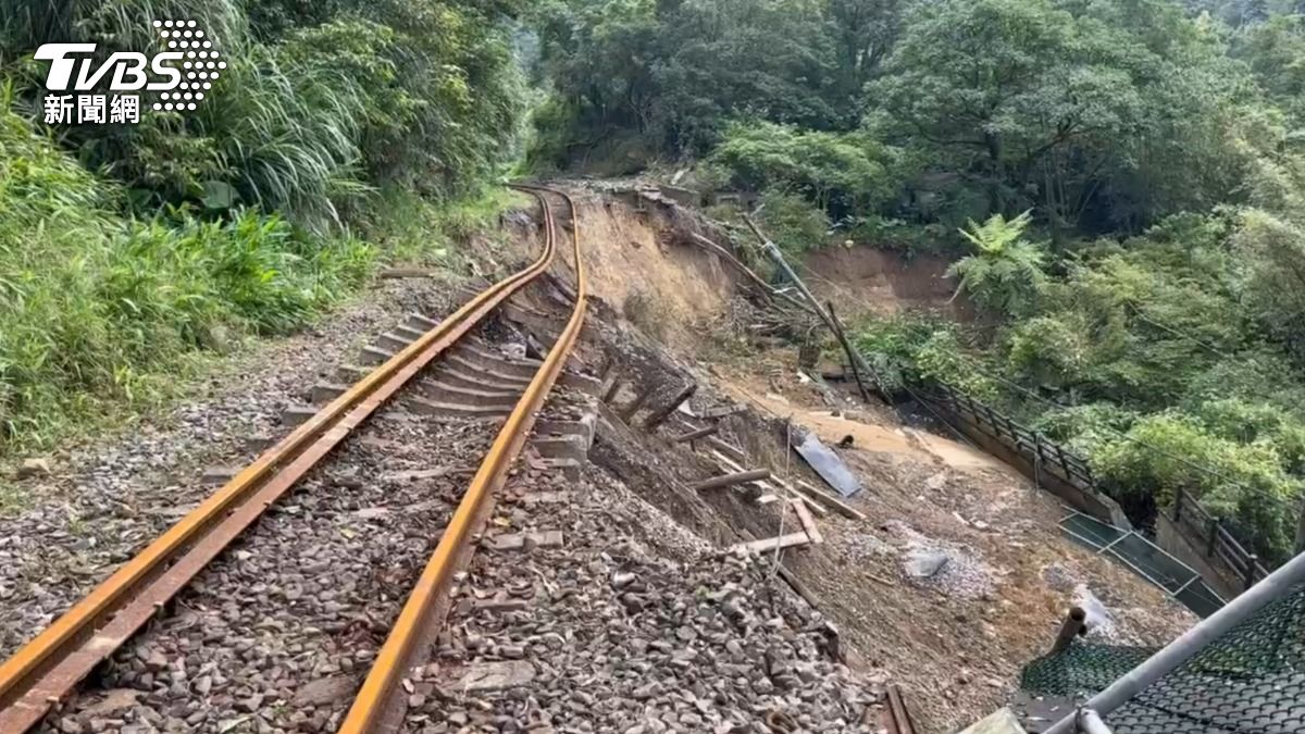 強降雨邊坡滑動！台鐵平溪線「全線停駛99天」　公路接駁一次看