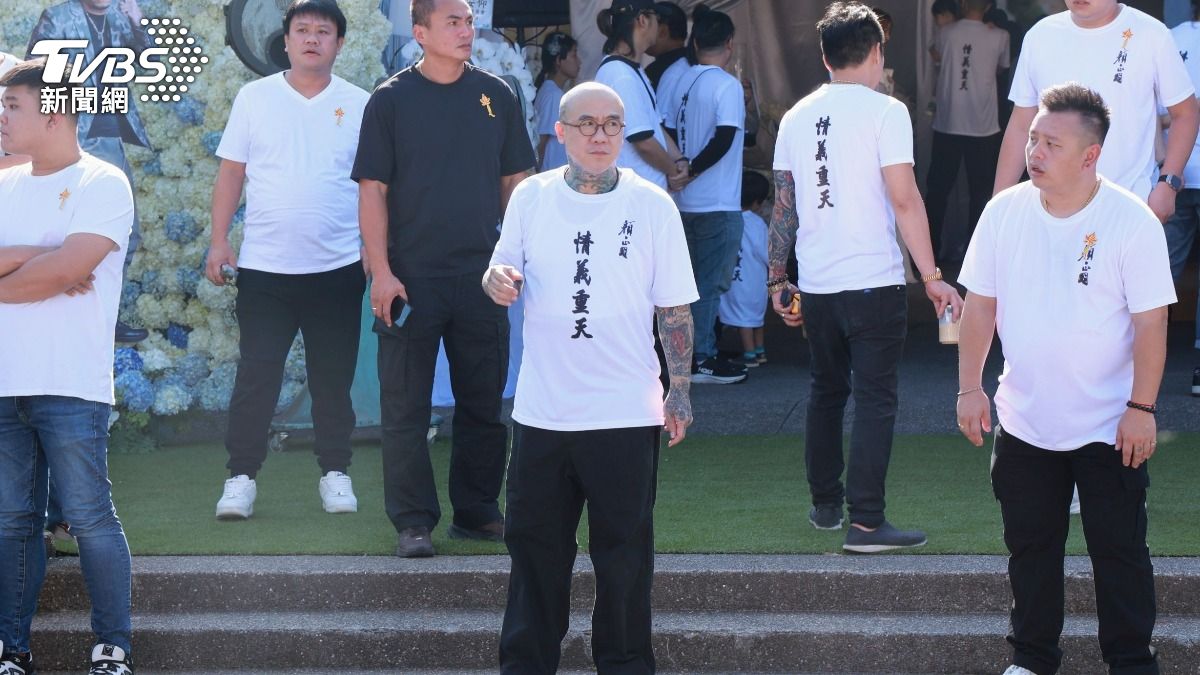 直擊／鋼鐵爸送走兄弟顏正國「下週送媽媽」　哭喊：老天爺為何這麼對我