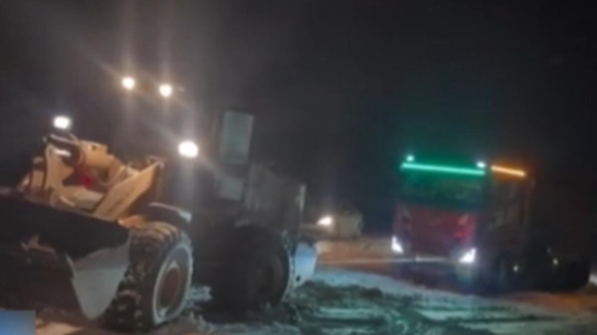 新疆破紀錄特大暴雪　貨車拋錨１３人困國道