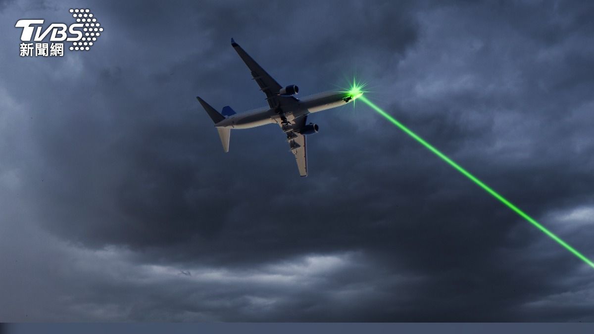 波蘭9歲童「雷射筆照飛機」!激光掃射害飛行員失明 最重恐判8年