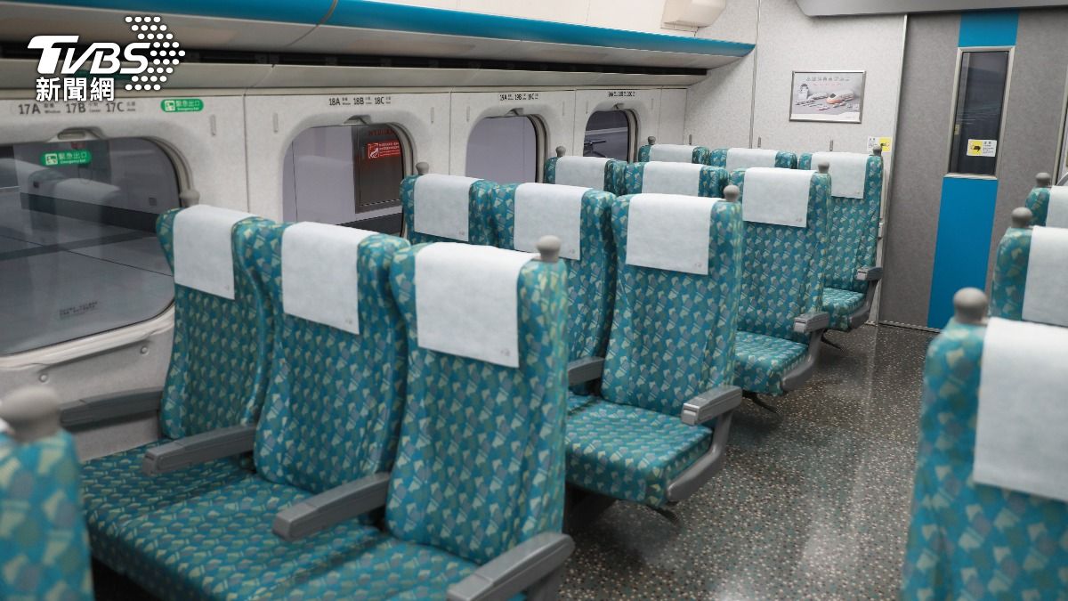 筆聲太刺耳?女教師高鐵「改作業」遭抗議 網:像刮黑板一樣