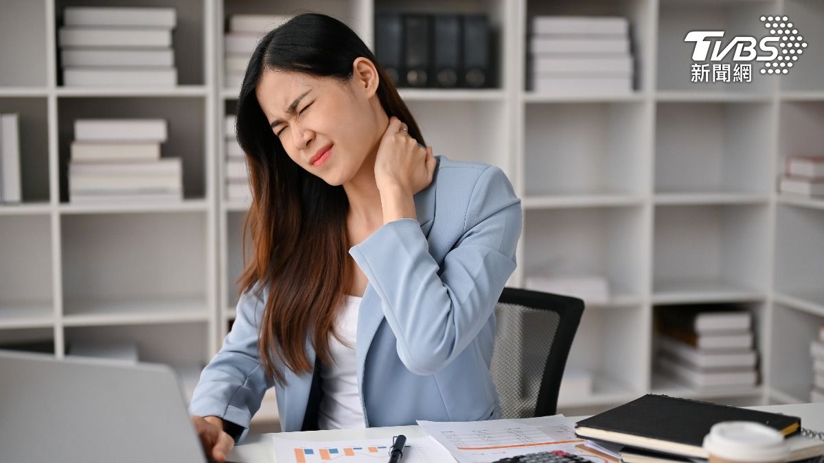 「脖子痛元凶」不是低頭滑手機!研究揭真相:沒做到2件事