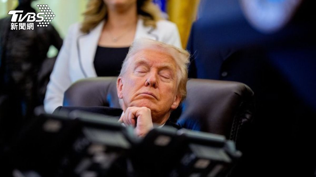 減肥藥記者會有人暈倒還有插曲!川普打瞌睡被拍 外界憂健康