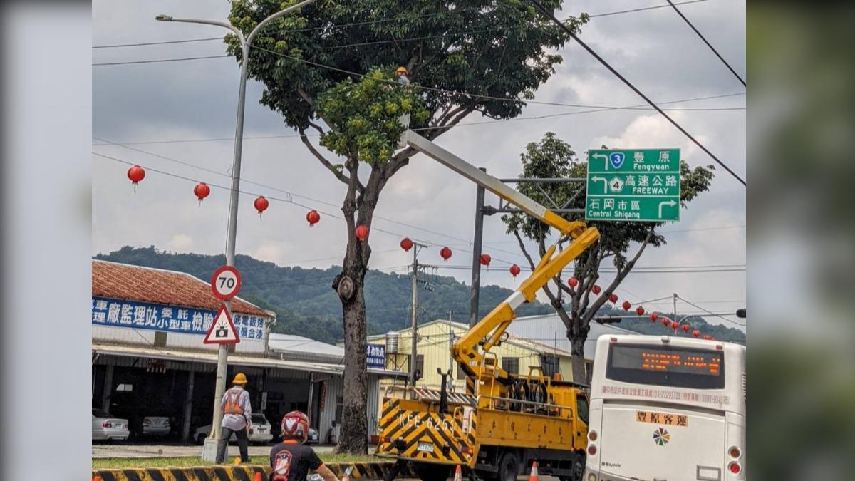 鳳凰颱風估穿中南部！台電假日忙翻　急喊快做5事：小心觸電