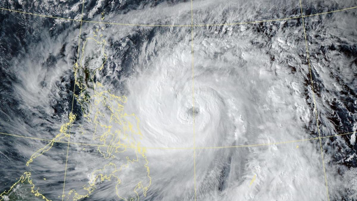 天氣/鳳凰「大角度轉向」撲台!搖滾區7縣市最危險 風雨時程曝