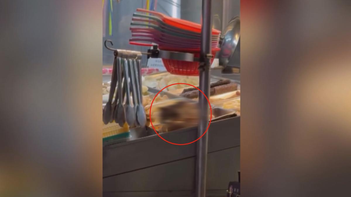 超大「米奇」爬上鹹酥雞攤! 站在餐車吃大餐 業者致歉