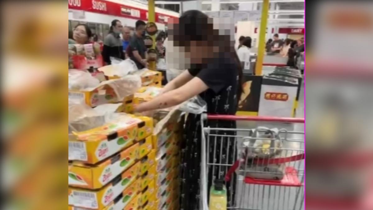 女美式賣場「狂捏奇異果」　民眾怒：捏爛也沒買