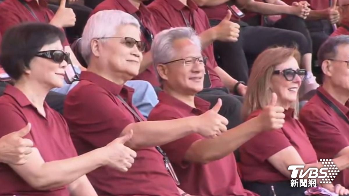 換紅衣化身1日台積人! 黃仁勳首度參加台積電運動會 魏哲家秀限定鞋