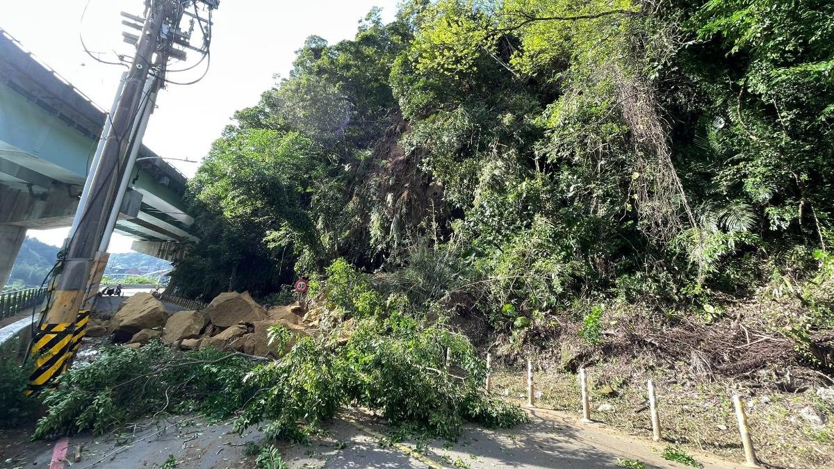 基隆興隆街邊坡崩塌「高處還有巨石」 市府持續封閉道路