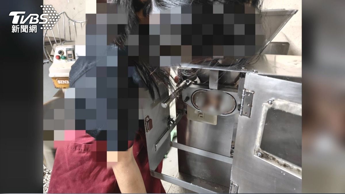 百年餅店女員工手捲分餡機！疑「徒手推料」3指粉碎性骨折