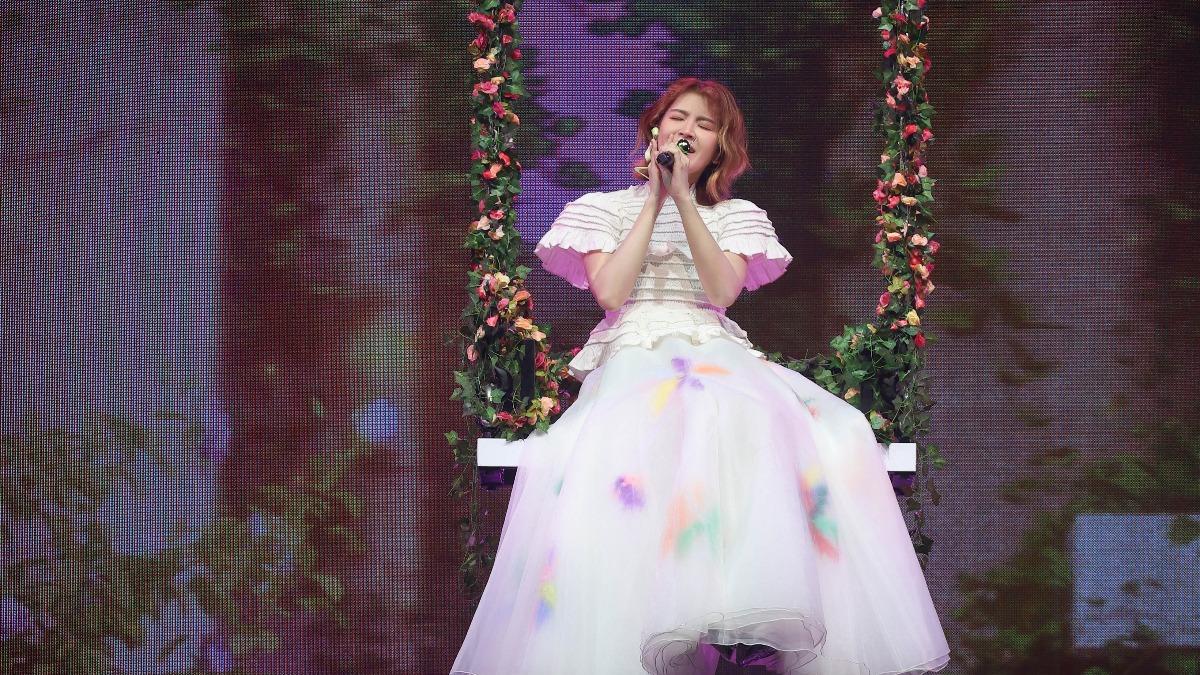 曾沛慈北流首唱突喊「老公不要看」 放送香肩還曬450萬珠寶