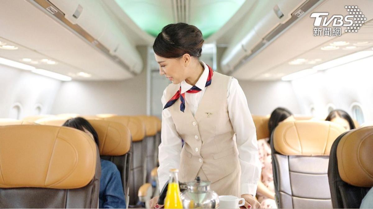 上班第一天就被新航辭退！空姐發文叫屈：只是拿了幾瓶水