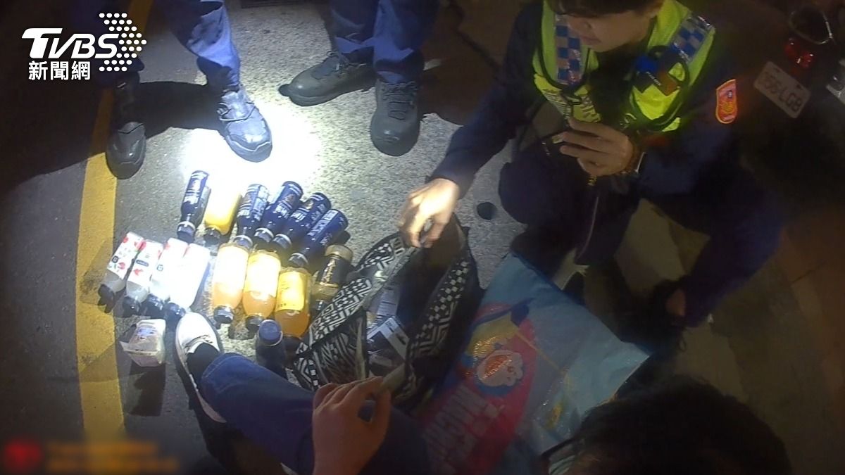 竊超商1100元食物 店員衝出抓賊 3女當街拉扯嚇壞駕駛