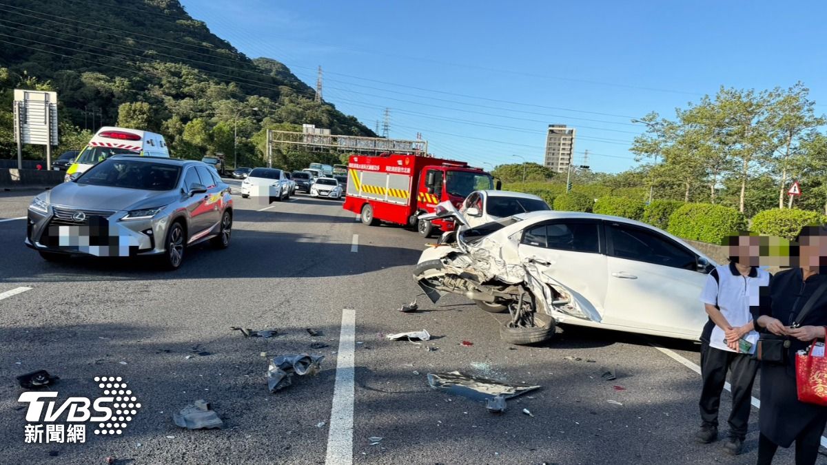 國3超衰白車遭iRent、黑車接連追撞　「屁股消失」慘況曝