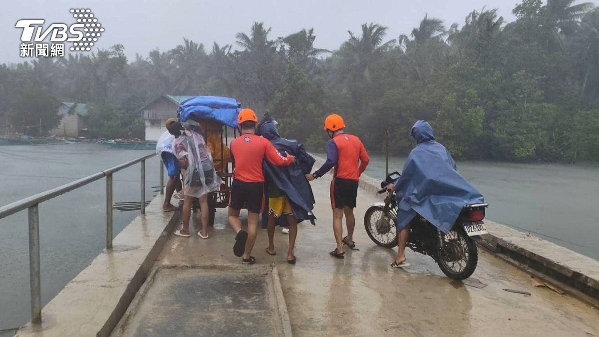 水淹膝蓋深、巨浪打上街　超級颱風鳳凰還在海上已重創菲律賓