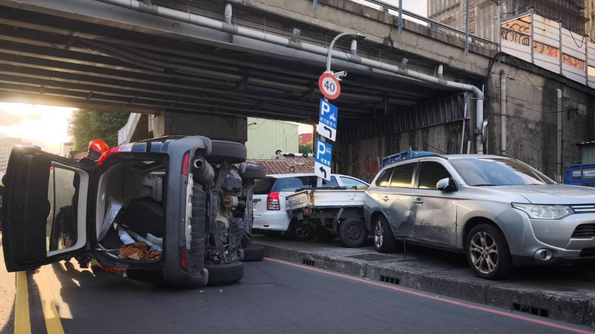 快訊／新北小客車突失控翻覆波及3車　駕駛一度受困