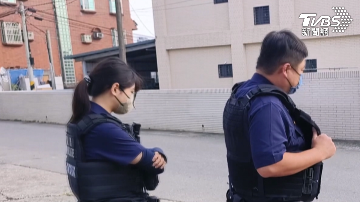 高雄一名80歲男子日前持鐵鎚在住家外揮舞，嚇壞路過民眾，引起警方關注。（圖／TVBS）